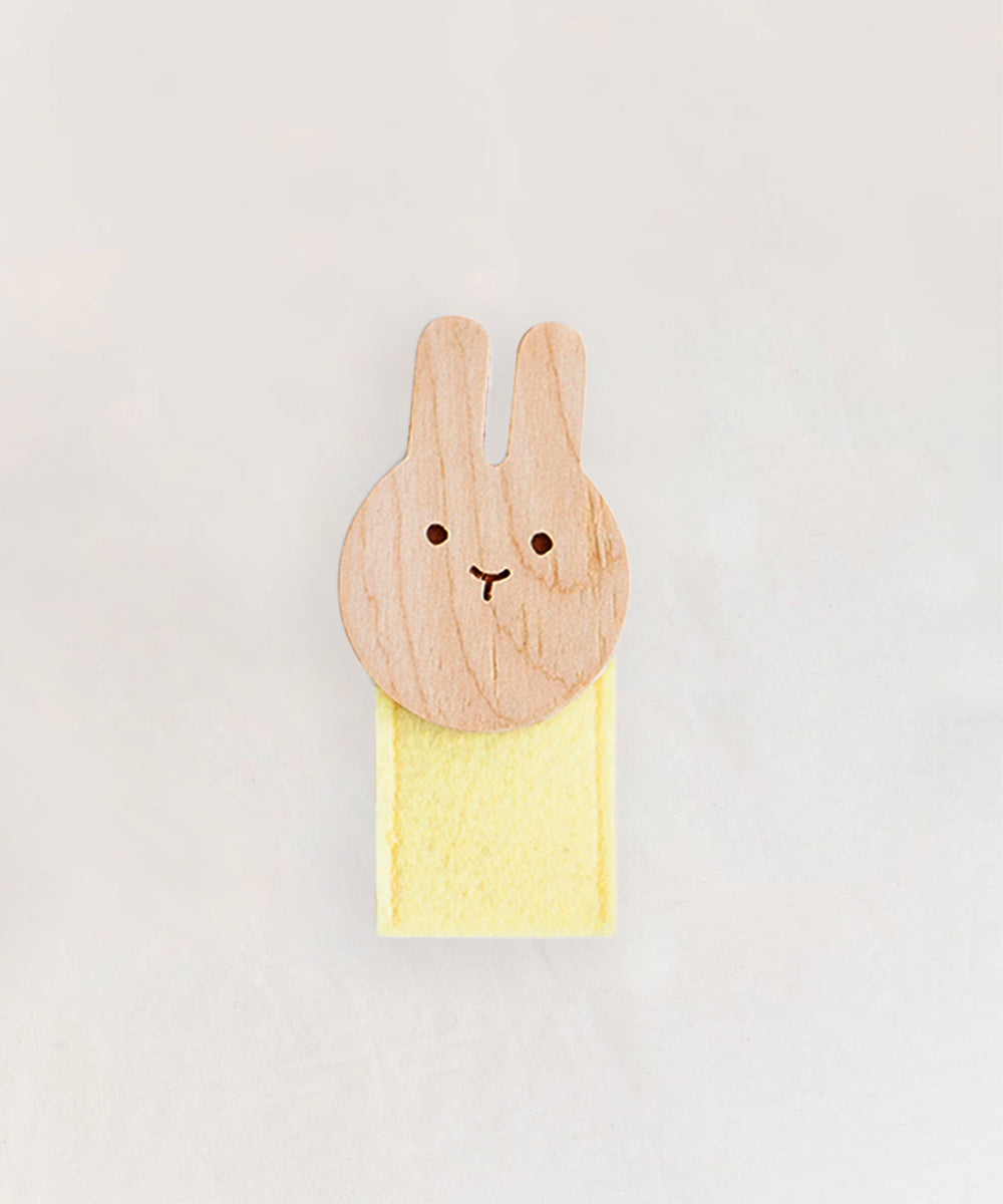 Le Rabbit Finger Puppet clip holds a yellow note against a plain background.