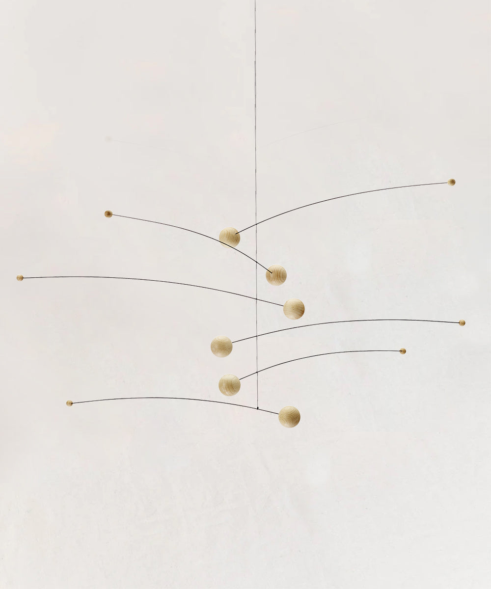 Le Mobile - Futura Nature features a minimalist design with five curved metal rods and wooden spheres, all set against a light background.